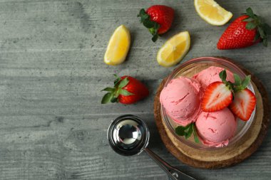 Dondurma topları ve gri desenli arka planda malzemelerle dolu bir kâse.