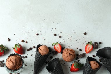 Dondurmalı siyah koniler ve beyaz desenli arka planda malzemeler.