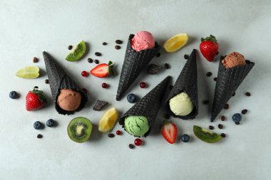 Dondurmalı siyah koniler ve beyaz desenli arka planda malzemeler.