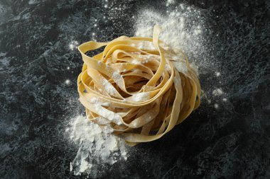 Siyah dumanlı unlu pişirilmemiş makarna.