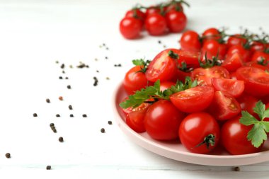 Beyaz arka planda izole edilmiş hindistan cevizi saksıları