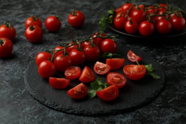 Beyaz arka planda izole edilmiş hindistan cevizi saksıları