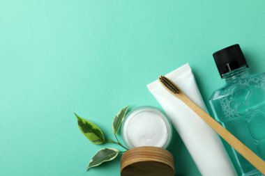 Beyaz arka planda izole edilmiş hindistan cevizi saksıları