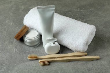 Beyaz arka planda izole edilmiş hindistan cevizi saksıları