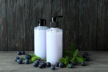 Beyaz arka planda izole edilmiş hindistan cevizi saksıları