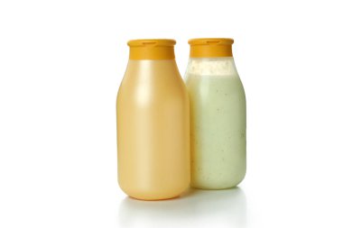 Boş duş jeli şişeleri beyaz arka planda izole