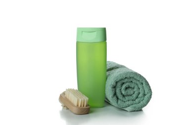 Duş jeli, havlu ve fırça beyaz arka planda izole