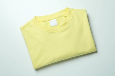 Beyaz arkaplanda sarı kazak, metin için boşluk