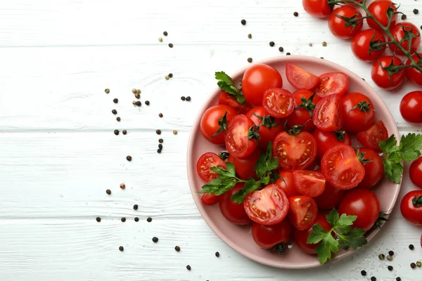 Beyaz arka planda izole edilmiş hindistan cevizi saksıları