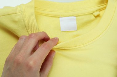 Kadın eli ve sarı kazak, yaklaşın.