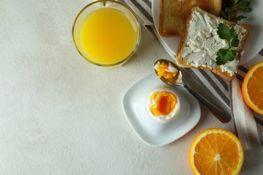 Haşlanmış yumurtalı lezzetli kahvaltı kavramı, yazı için yer.