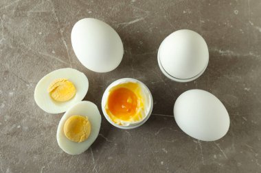 Gri desenli masada kaynamış yumurta.