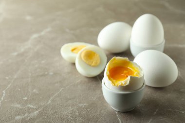 Gri desenli masada kaynamış yumurta.