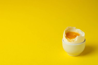 Sarı arka planda leziz haşlanmış yumurta, metin için boşluk