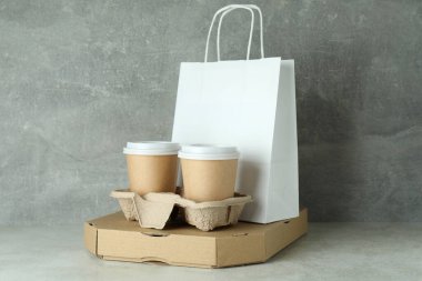 Beyaz desenli masa üzerinde paket yemek konteynırları.