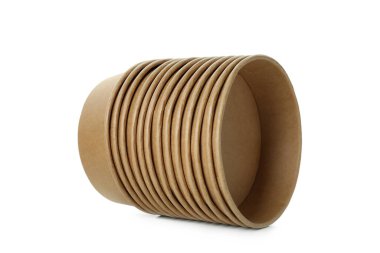 Beyaz arkaplanda izole edilmiş boş kağıt kaseler