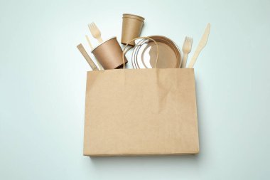 Beyaz arka planda paket yemek konteynırları