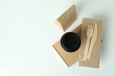 Beyaz arka planda paket yemek konteynırları