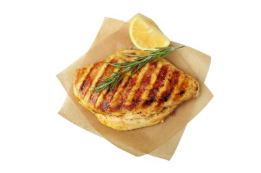 Beyaz arka planda ızgara tavuk göğsü olan fırın kağıdı.