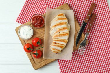 Beyaz ahşap masada ızgara tavukla lezzetli yemek kavramı