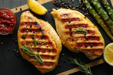 Izgara tavuk ve malzemelerle birlikte pano, kapat.