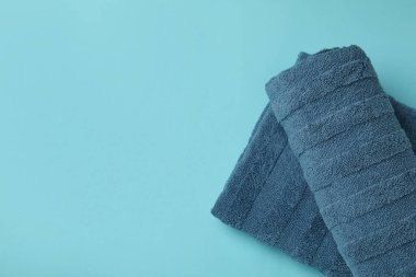 Mavi arkaplanda katlanmış havlular, metin için boşluk