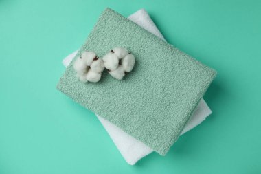 Temiz katlanmış havlular ve nane arkaplanda pamuk