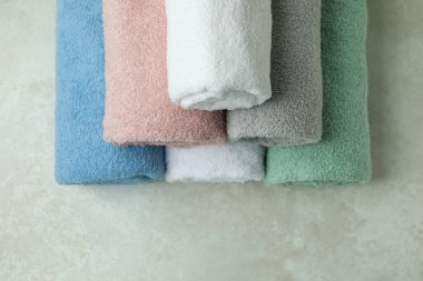Dökümlü arka planda temiz havlular, üst manzara