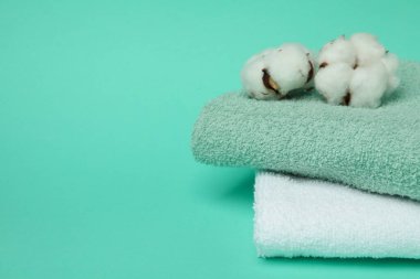Temiz katlanmış havlular ve nane arkaplanda pamuk
