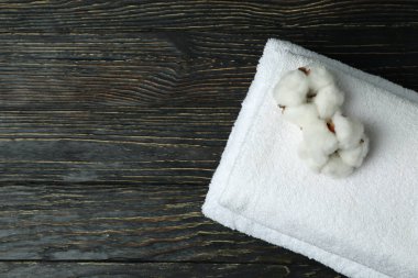 Ahşap arka planda pamuklu temiz havlular, metin için yer