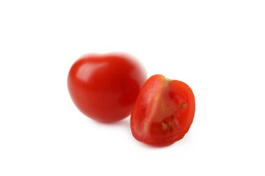 Beyaz arka planda izole edilmiş taze kiraz domatesi.
