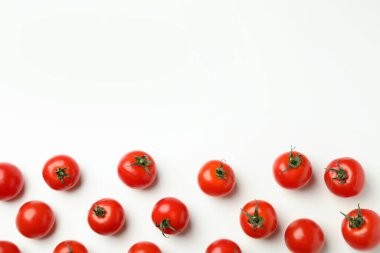 Beyaz arkaplanda taze kiraz domatesi, metin için boşluk