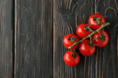 Ahşap zemin üzerinde taze kiraz domates dalı