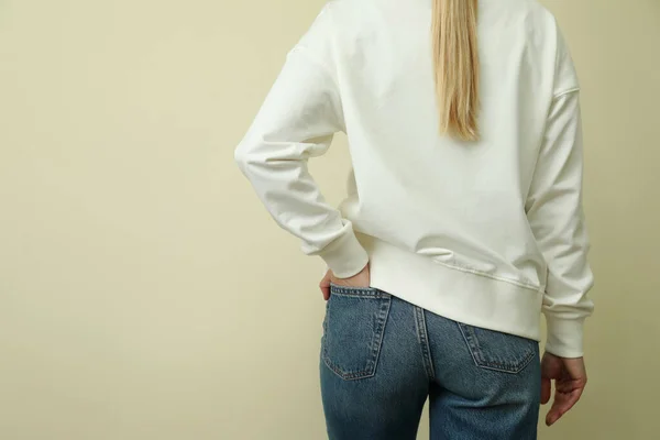 Jonge Vrouw Wit Sweatshirt Tegen Beige Achtergrond — Stockfoto