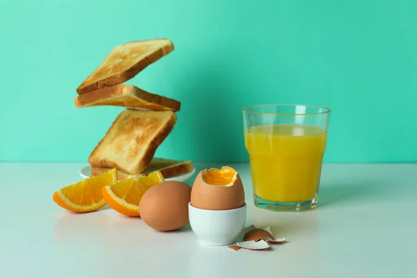 ゆで卵とおいしい朝食の概念を閉じます — ストック写真