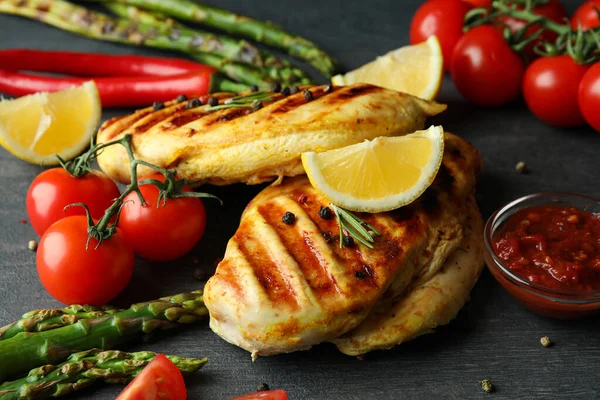 Concepto Deliciosa Comida Con Carne Pollo Parrilla Sobre Fondo Madera — Foto de Stock