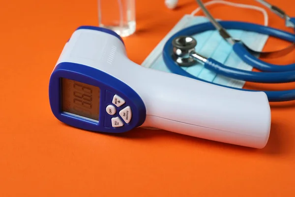 Medische Hulpmiddelen Thermometer Pistool Oranje Achtergrond — Stockfoto