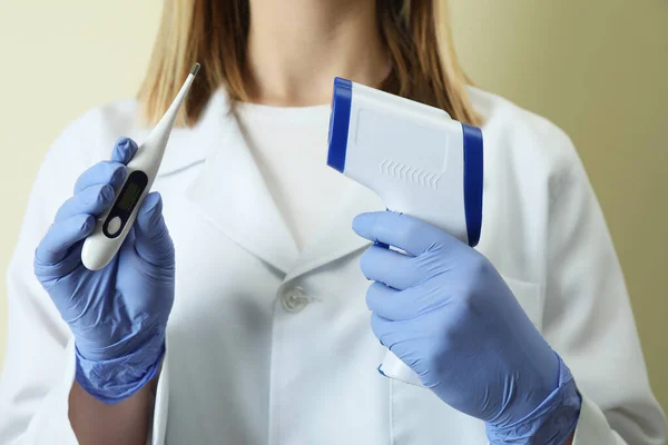 Medico Femminile Tiene Termometri Digitali Vicino — Foto Stock