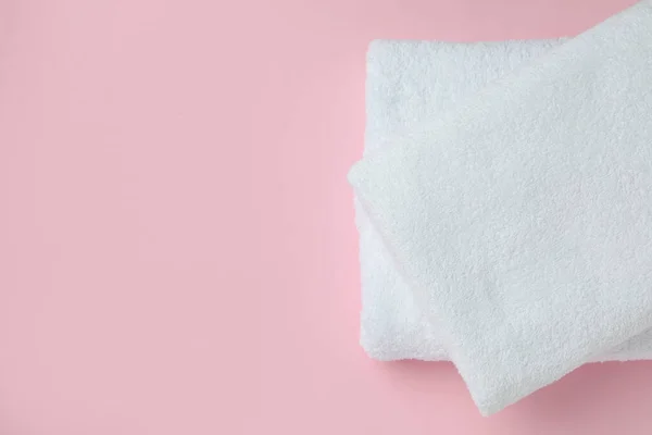 Saubere Gefaltete Handtücher Auf Rosa Hintergrund Platz Für Text — Stockfoto