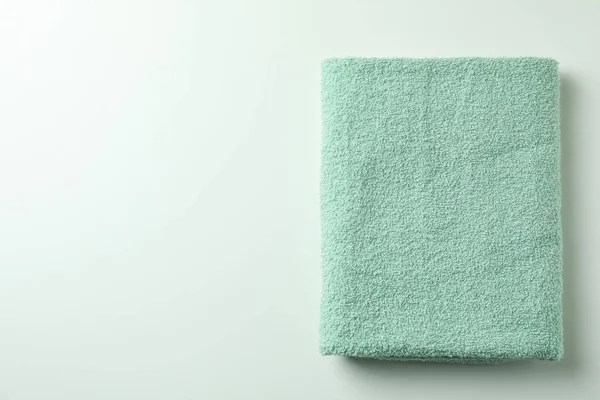 白い背景に緑の折り畳まれたタオルをきれいに — ストック写真