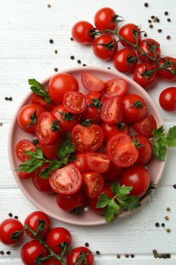 Beyaz ahşap arka planda vişneli domates tabağı