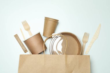 Beyaz arka planda paket yemek konteynırları