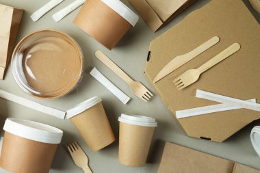 Gri arka planda paket yemek konteynırları