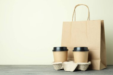 Gri desenli masa üzerinde boş yemek teslimatı paketleri