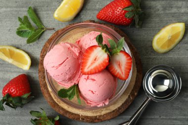 Dondurma topları ve gri desenli arka planda malzemelerle dolu bir kâse.