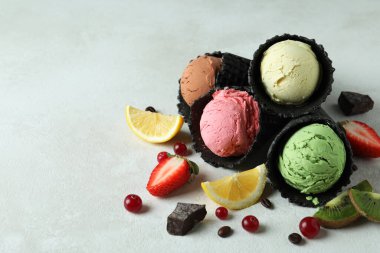 Dondurmalı siyah koniler ve beyaz desenli arka planda malzemeler.