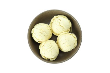 Beyaz arka planda izole edilmiş dondurma topları ile kase