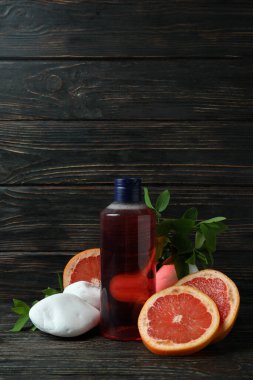 Doğal duş jeli ve ahşap arka plandaki malzemeler.