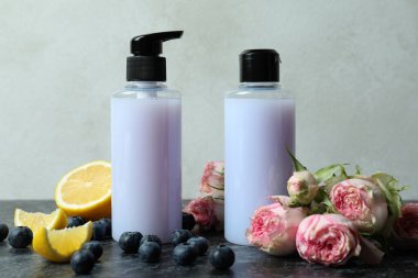 Beyaz desenli arka plana karşı doğal duş jelleri ve malzemeler