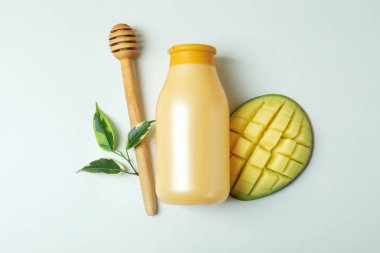 Duş jeli, mango ve beyaz arka planda dipper.